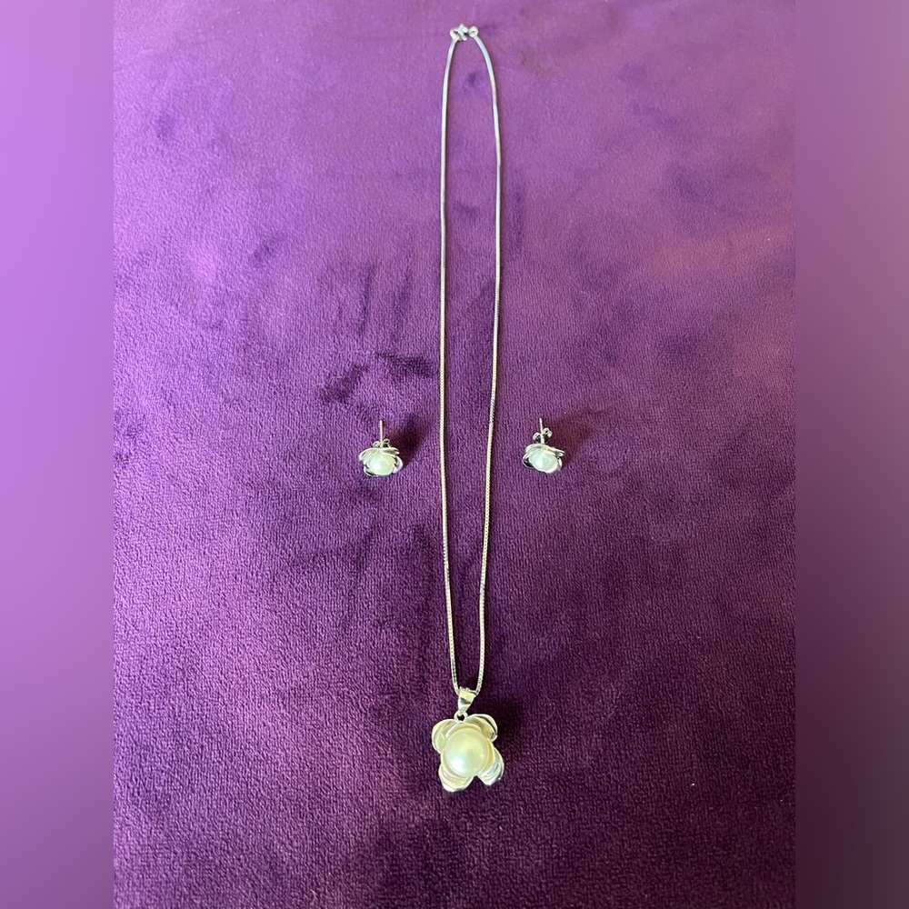 NWOT Silver Pearl Flower Necklace & Earrings Set